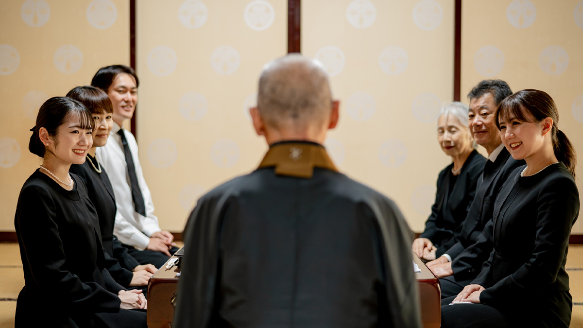 法要で集まる家族と和尚