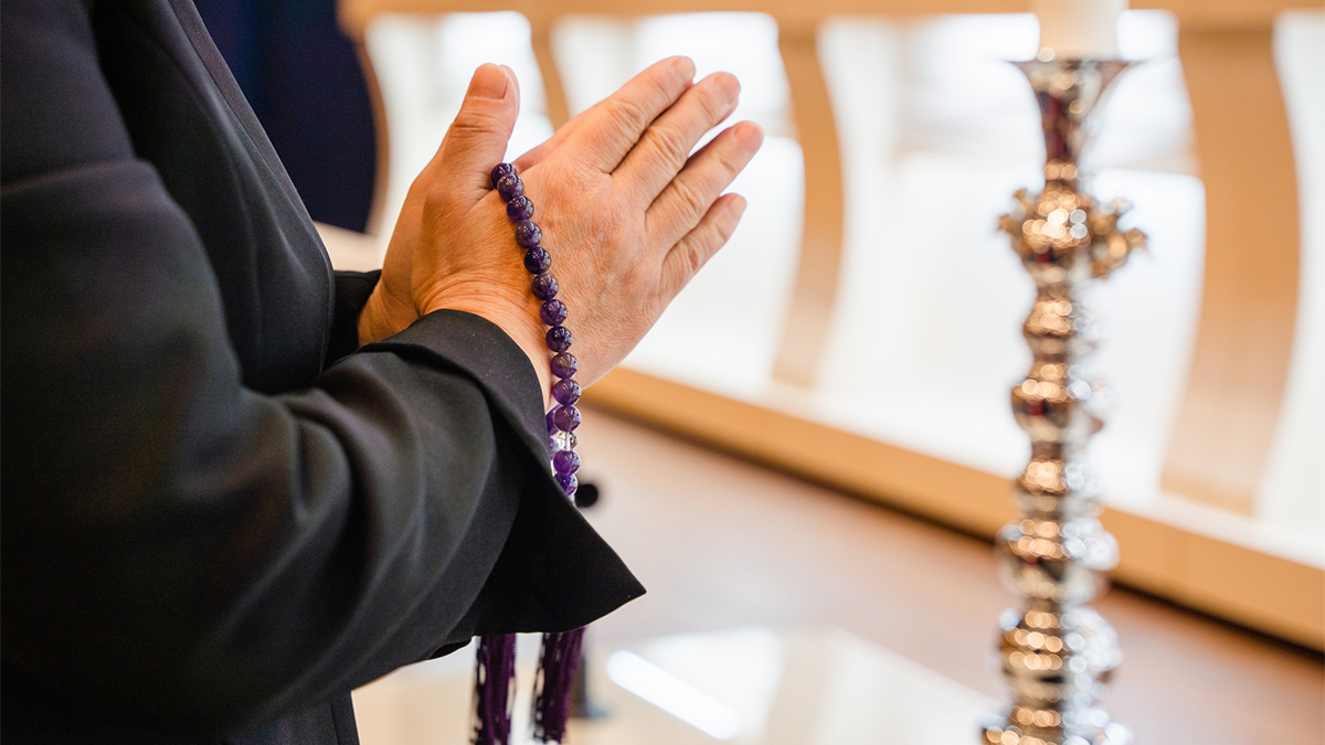 法要で手を合わせているイメージ