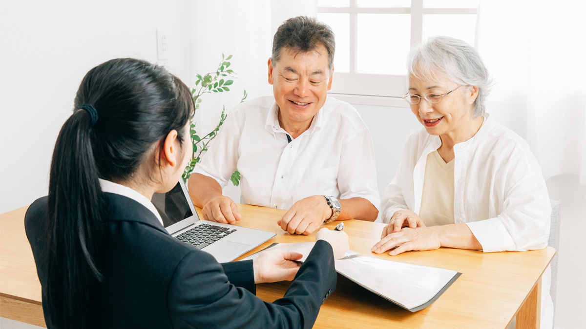 終活について家族と話す様子