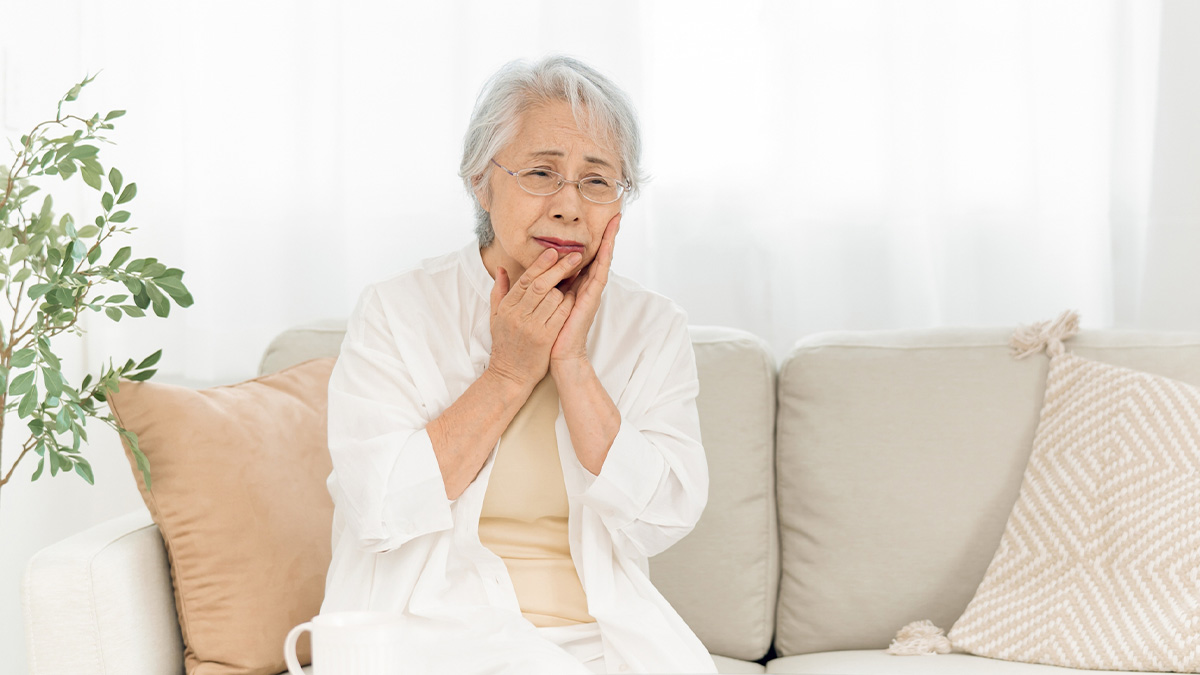 一人で悩んでいる高齢者女性