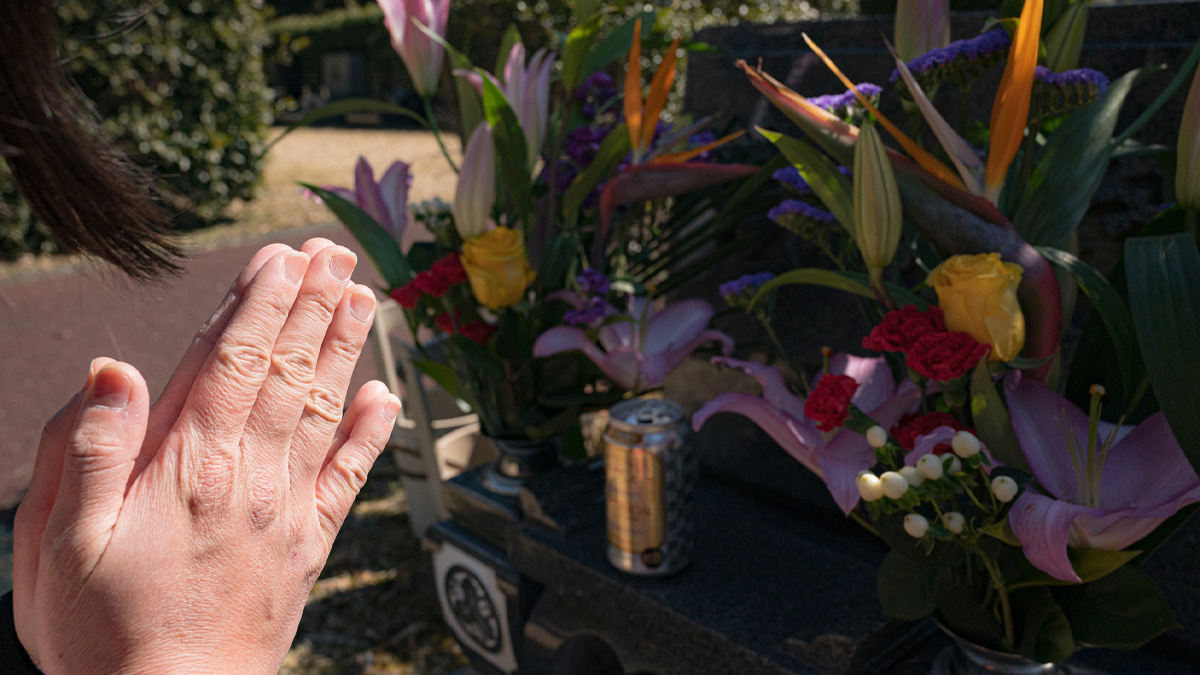 お墓の前で合掌