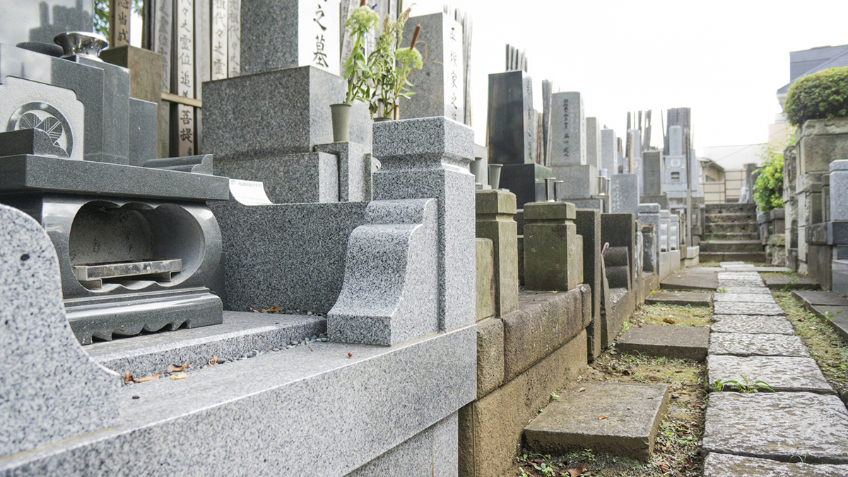お墓が並んでいる墓地
