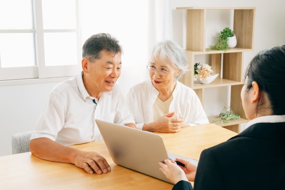 年金の説明を受ける高齢者夫婦