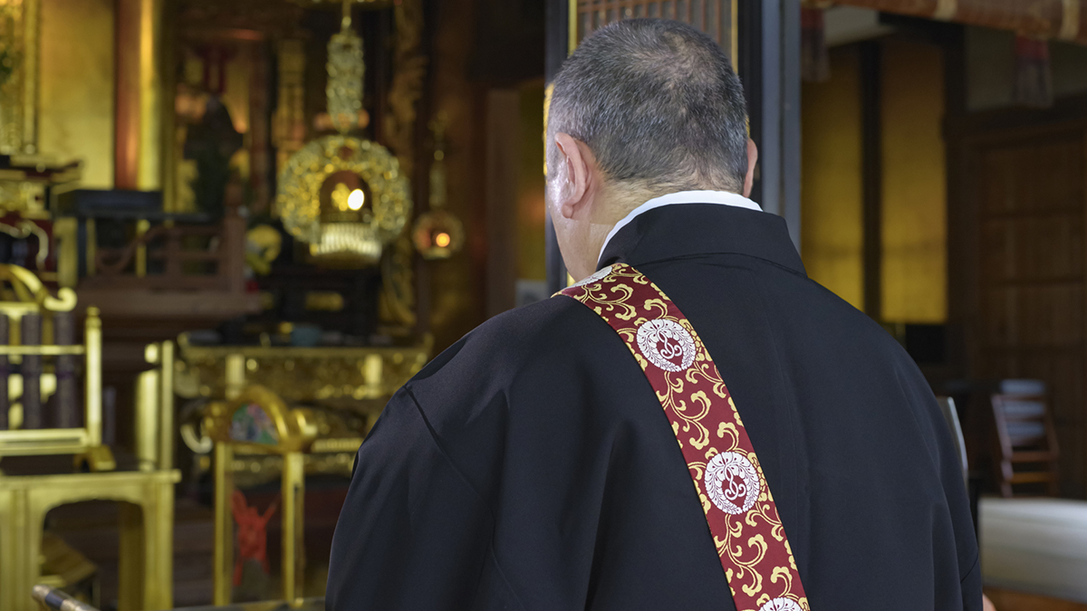 読経しているお坊さん